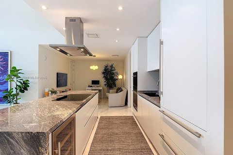 Condo in Miami, Florida, 2 bedrooms  № 1859152 - photo 10