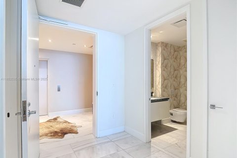 Condo in Miami, Florida, 2 bedrooms  № 1859152 - photo 5