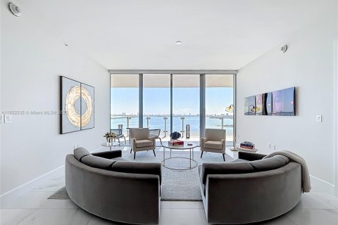 Condo in Miami, Florida, 2 bedrooms  № 1859152 - photo 1