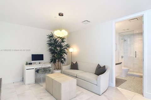 Condo in Miami, Florida, 2 bedrooms  № 1859152 - photo 13