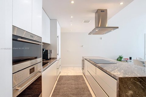 Condo in Miami, Florida, 2 bedrooms  № 1859152 - photo 12