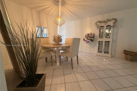Condo in Coconut Creek, Florida, 2 bedrooms № 1960608 - photo 3
