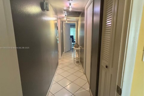 Condo in Coconut Creek, Florida, 2 bedrooms № 1960608 - photo 18