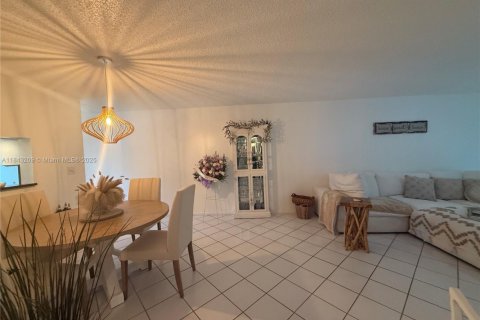 Condo in Coconut Creek, Florida, 2 bedrooms № 1960608 - photo 5