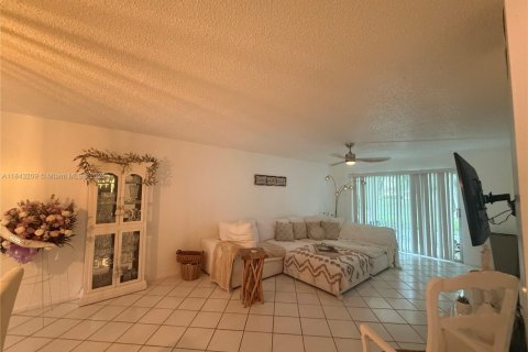 Condo in Coconut Creek, Florida, 2 bedrooms № 1960608 - photo 6