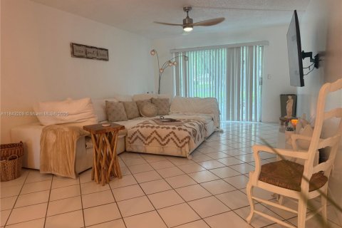 Condo in Coconut Creek, Florida, 2 bedrooms № 1960608 - photo 1