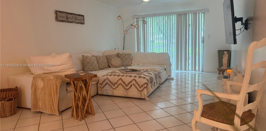 Condo in Coconut Creek, Florida, 2 bedrooms № 1960608
