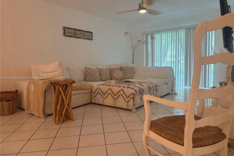 Condo in Coconut Creek, Florida, 2 bedrooms № 1960608 - photo 2