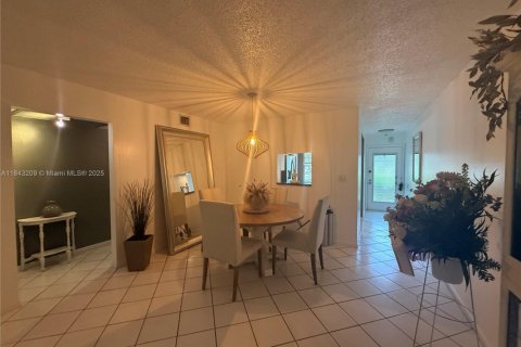 Condo in Coconut Creek, Florida, 2 bedrooms № 1960608 - photo 8