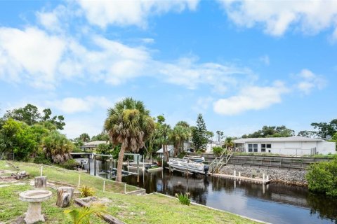 House in Englewood, Florida 3 bedrooms, 114.83 sq.m. № 2287674