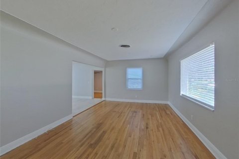 Casa en alquiler en Saint Petersburg, Florida, 3 dormitorios, 135.45 m2 № 1911013 - foto 2