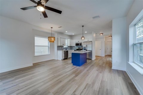 House in Tampa, Florida 3 bedrooms, 146.79 sq.m. № 1831258 - photo 5