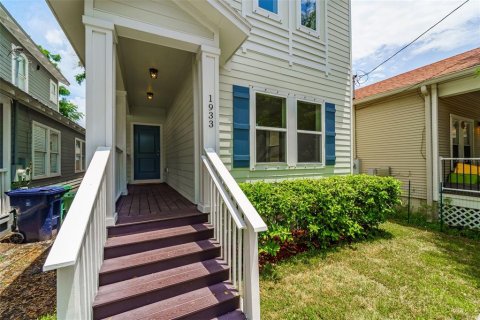 House in Tampa, Florida 3 bedrooms, 146.79 sq.m. № 1831258 - photo 2
