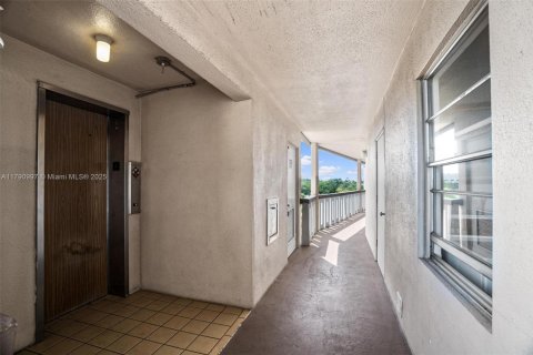 Condo in West Palm Beach, Florida, 1 bedroom  № 1890057 - photo 23