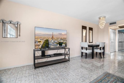Condo in West Palm Beach, Florida, 1 bedroom  № 1890057 - photo 10