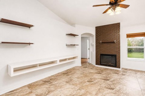 House in Deltona, Florida 4 bedrooms, 190.64 sq.m. № 2324730 - photo 9