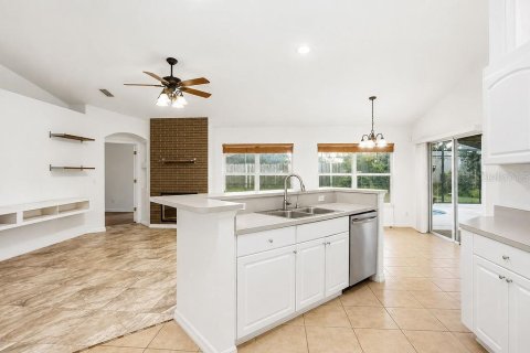 House in Deltona, Florida 4 bedrooms, 190.64 sq.m. № 2324730 - photo 11