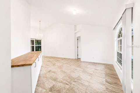House in Deltona, Florida 4 bedrooms, 190.64 sq.m. № 2324730 - photo 5