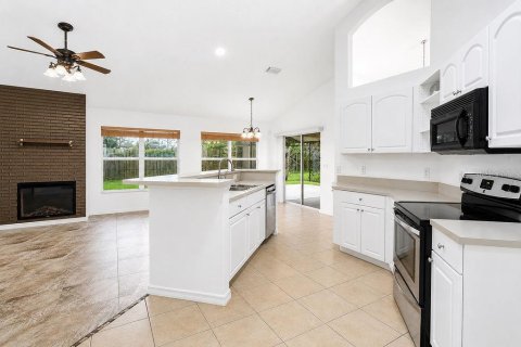 House in Deltona, Florida 4 bedrooms, 190.64 sq.m. № 2324730 - photo 16