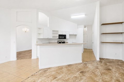 House in Deltona, Florida 4 bedrooms, 190.64 sq.m. № 2324730 - photo 14