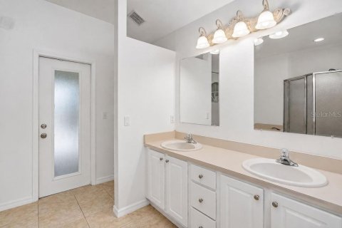 House in Deltona, Florida 4 bedrooms, 190.64 sq.m. № 2324730 - photo 24