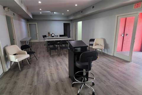 Propiedad comercial en venta en Sarasota, Florida, 549.8 m2 № 1688540 - foto 2