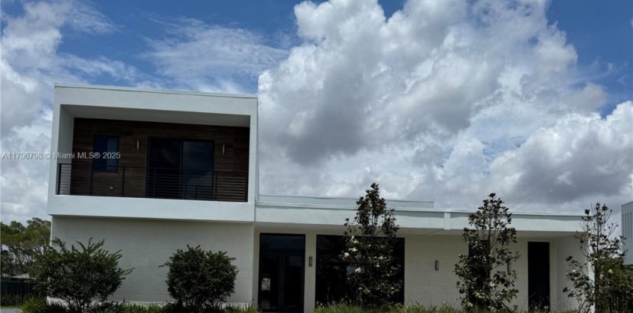 House in Weston, Florida 6 bedrooms, 491.73 sq.m. № 1737896