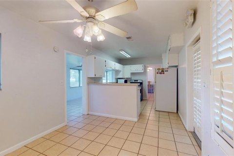 House in Inverness, Florida 2 bedrooms, 140.28 sq.m. № 2217268 - photo 11