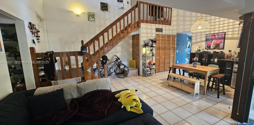 Adosado en Miami, Florida 3 dormitorios, 124.49 m2 № 1953731