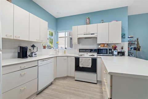 Condo in Ormond Beach, Florida, 2 bedrooms № 2205524 - photo 17