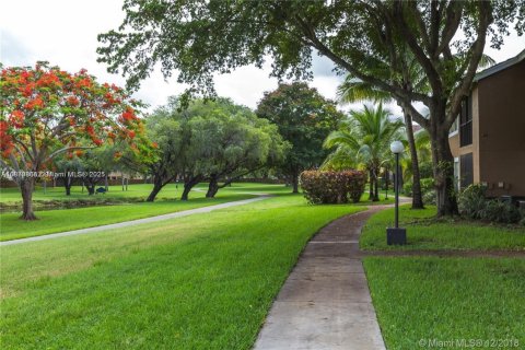 Condominio en alquiler en Miami, Florida, 2 dormitorios, 85.28 m2 № 1943637 - foto 2