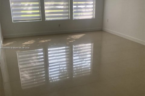 Condominio en alquiler en Miami, Florida, 2 dormitorios, 85.28 m2 № 1943637 - foto 4