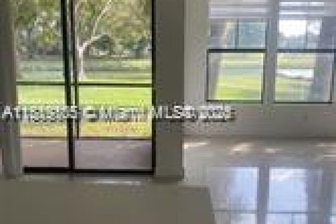 Condominio en alquiler en Miami, Florida, 2 dormitorios, 85.28 m2 № 1943637 - foto 8