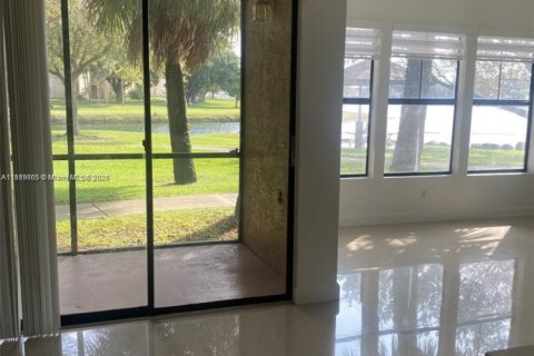 Condominio en alquiler en Miami, Florida, 2 dormitorios, 85.28 m2 № 1943637 - foto 9