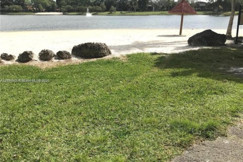 Condominio en alquiler en Miami, Florida, 2 dormitorios, 85.28 m2 № 1943637 - foto 15