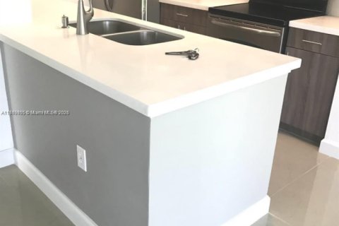 Condominio en alquiler en Miami, Florida, 2 dormitorios, 85.28 m2 № 1943637 - foto 3