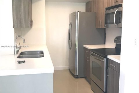 Condominio en alquiler en Miami, Florida, 2 dormitorios, 85.28 m2 № 1943637 - foto 5