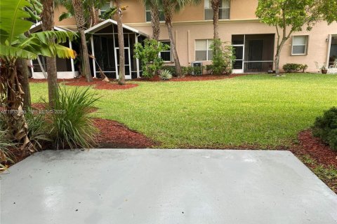 Снять в аренду таунхаус в Ройял-Палм-Бич, Флорида 2 спальни, 150.78м2, № 2034417 - фото 3