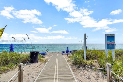 Condominio en venta en Bal Harbour, Florida, 3 dormitorios, 235.97 m2 № 1993461 - foto 28