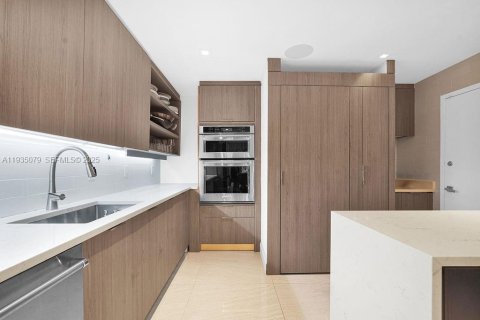 Condominio en venta en Bal Harbour, Florida, 3 dormitorios, 235.97 m2 № 1993461 - foto 15