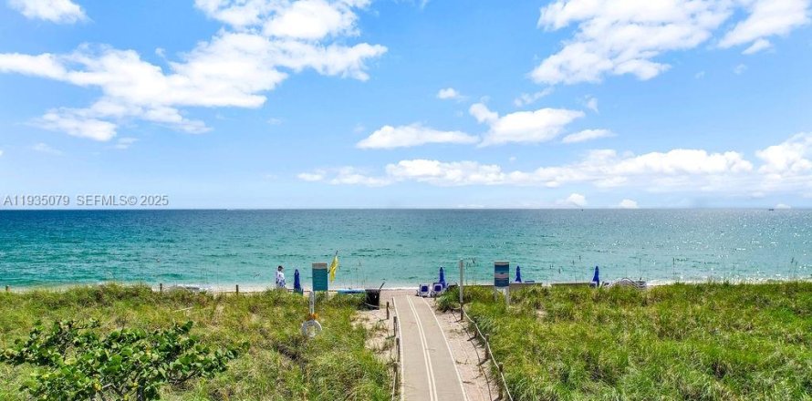 Condominio en Bal Harbour, Florida, 3 dormitorios  № 1993461