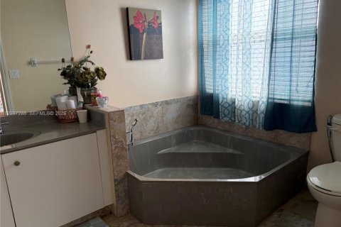 Снять в аренду виллу или дом в Санрайз, Флорида 3 спальни, 158.21м2, № 2086133 - фото 18