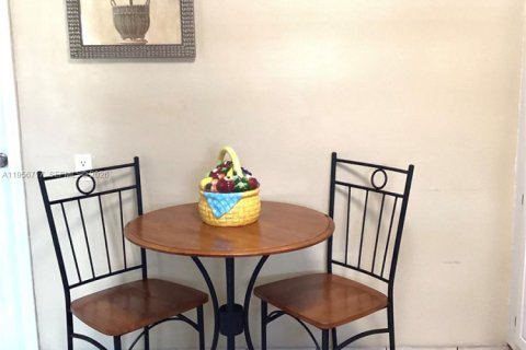 Copropriété à vendre à Pembroke Pines, Floride: 2 chambres, 97.55 m2 № 2153499 - photo 5