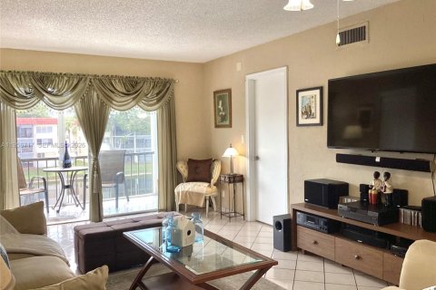 Copropriété à vendre à Pembroke Pines, Floride: 2 chambres, 97.55 m2 № 2153499 - photo 13