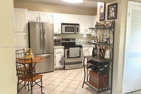 Copropriété à vendre à Pembroke Pines, Floride: 2 chambres, 97.55 m2 № 2153499 - photo 2