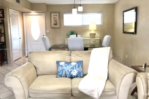 Copropriété à vendre à Pembroke Pines, Floride: 2 chambres, 97.55 m2 № 2153499 - photo 8