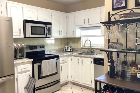 Copropriété à vendre à Pembroke Pines, Floride: 2 chambres, 97.55 m2 № 2153499 - photo 3