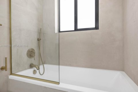 Apartment in El Portal, Florida 2 bedrooms № 2011496 - photo 14