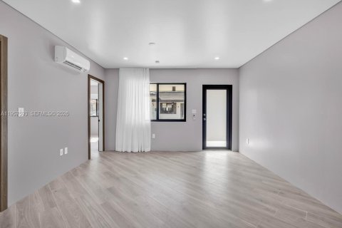 Apartment in El Portal, Florida 2 bedrooms № 2011496 - photo 4