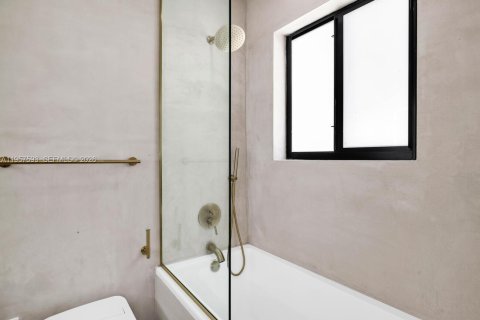 Apartment in El Portal, Florida 2 bedrooms № 2011496 - photo 11